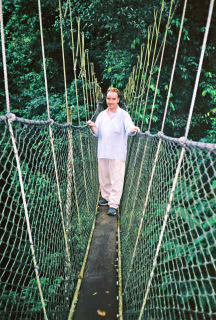 Fuehrungen durch den Kakumnationalpark, nahe Cape Coast, tourist aauf der Haengebrucke, Fotografiert bei Remo kurka